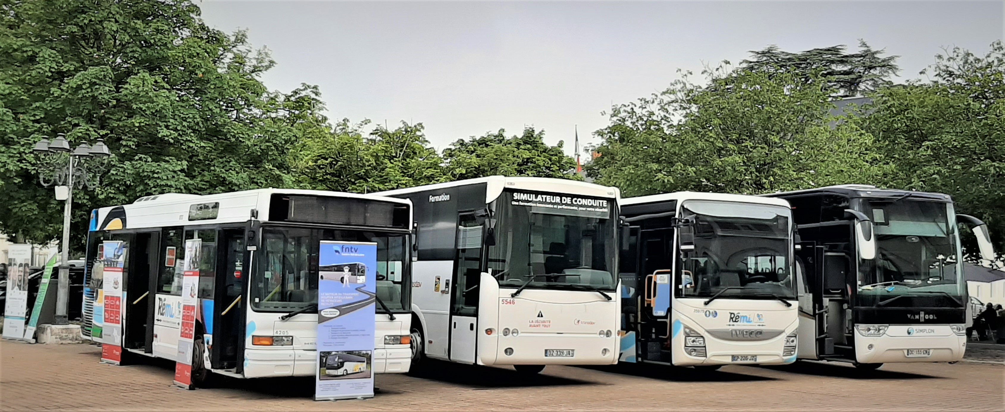 4 véhicules bus et cars