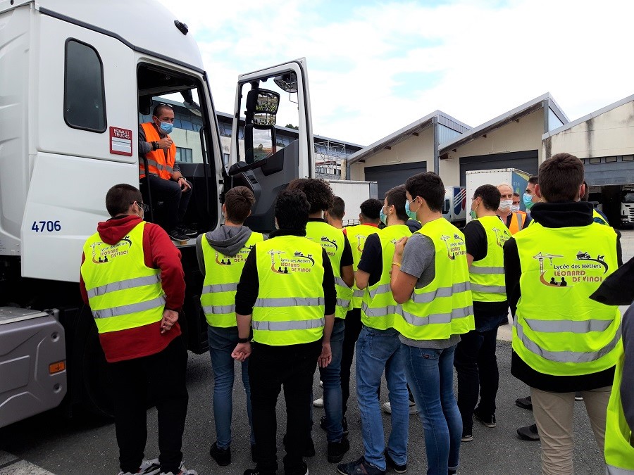 Les lycéens découvrent leur nouveau camion