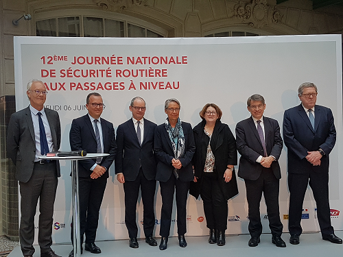 12ème journée nationale de sécurité routière aux passages à niveau : engagement collectif pour la prévention des risques à travers la signature d'une charte de partenariat entre l'AFT, représentée par son Président Délégué Général Jean-Paul Deneuville, et SNCF Réseau, représenté par son Président Directeur Général Patrick Jeantet, en présence de la Ministre des Transports Elisabeth Borne.