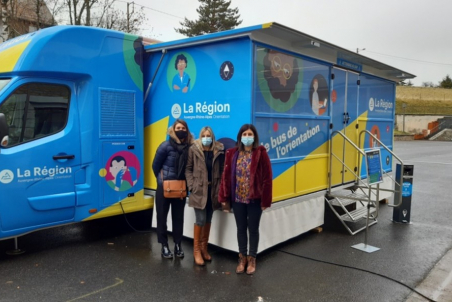 Les représentantes de l'AFT Auvergne et Rhône Alpes devant le bus de l'orientation